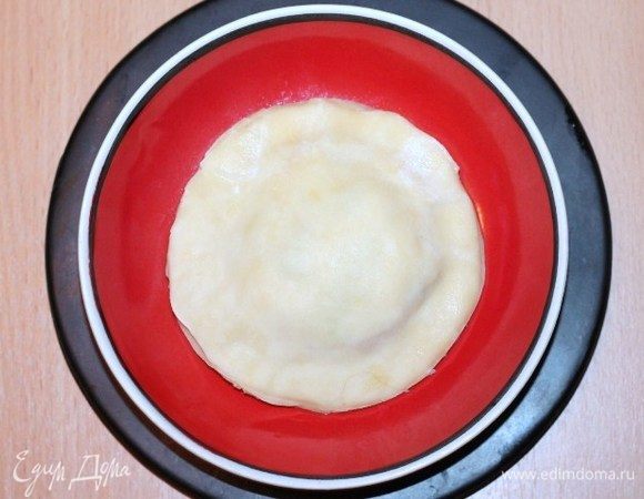 №1. Как защипывать край выпечки «Лапоточка». Вначале пальчиком по кругу приминаем край кружочка.
