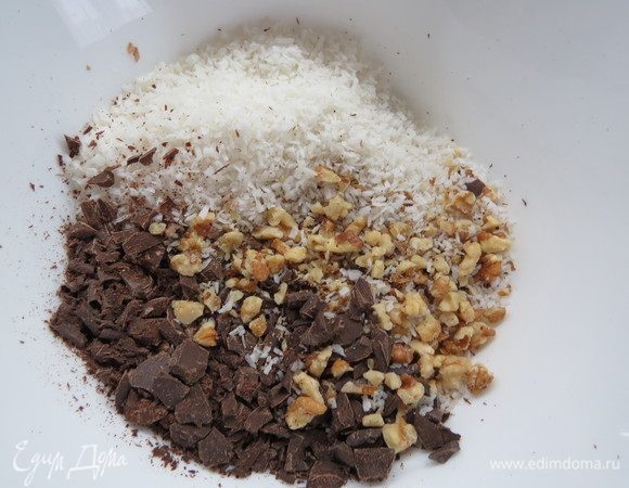 Шоколад нарезать мелкими кубиками, порубить орехи. В чаше смешать нарезанные орехи, шоколад и кокосовую стружку.
