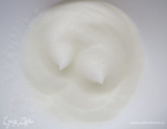 Яичный белок взбить до легкой пены в течение пары минут.