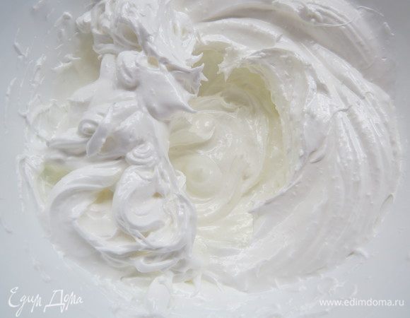 Частями ввести в белок сахар и взбивать до твердых глянцевых пиков еще 2–3 минуты.