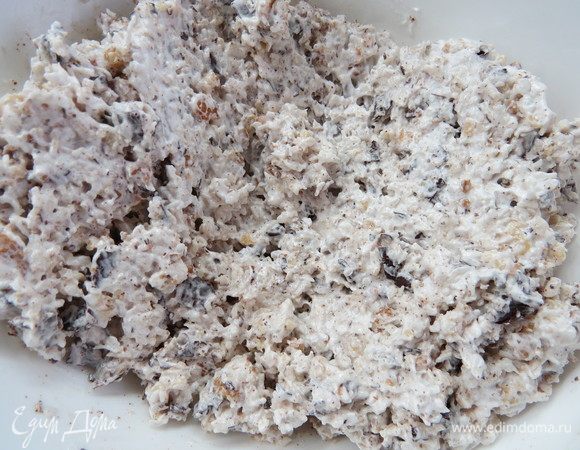Аккуратно вмешать меренгу в шоколадно-орехово-кокосовую массу.