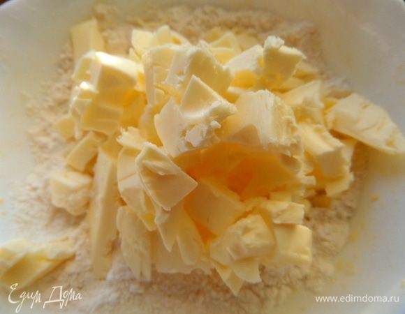Масло или сливочный маргарин порубить в муку.