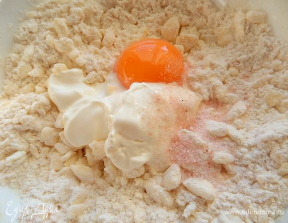 Ввести сметану, сахар, посолить.