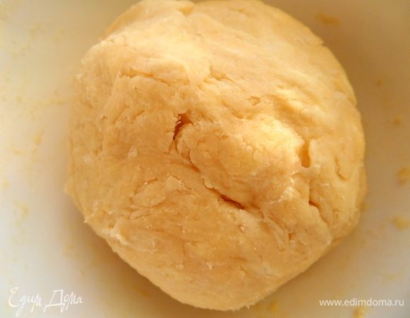 Замесить масляное тесто и убрать в холодильник на 1 час или в морозилку на 15 минут, если некогда.