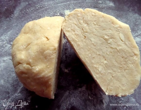 Охлажденное тесто поделить пополам.