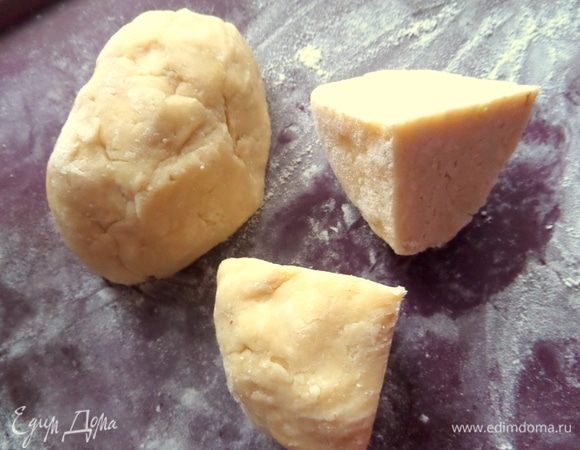 Половинку убираем в пакете обратно в холодильник, вторую половину делим снова пополам.