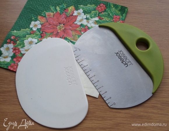 Вот такой «шпатель» я получила от сайта в подарок, а магнитное прикрытие служит удобным скребком для остатков теста.