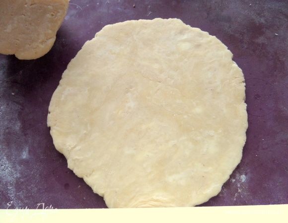 Раскатать оба кусочка теста в тонкий круг.