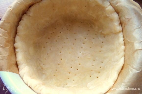 Застелить керамические порционные формочки (диаметр 11 см) полоской пергамента, чтобы легче было потом достать, смазать кисточкой с маслом и распределить тесто по дну и бортикам.