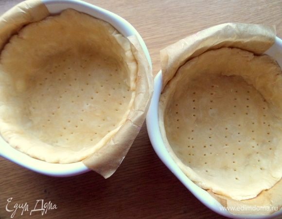 Наколоть дно вилкой.