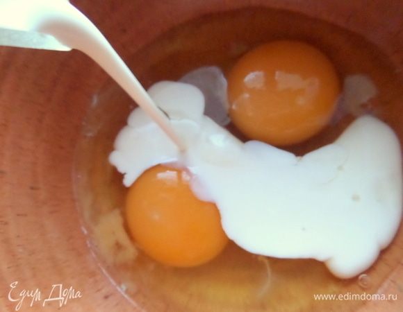 В яйца влить сливки.
