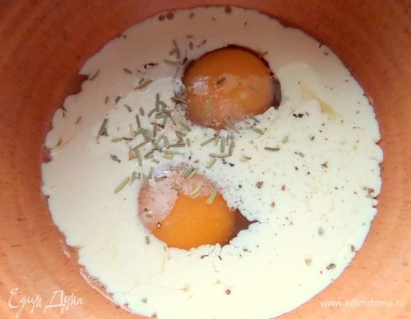 Добавить тимьян, соль, перец.