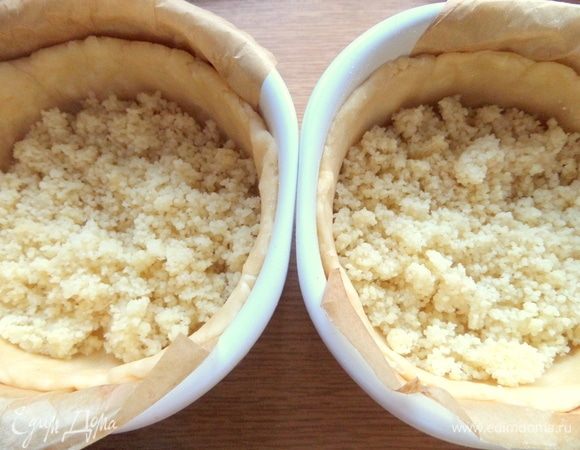 Распределить кускус по дну.