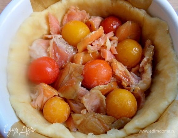 Между рыбой воткнуть помидорки.