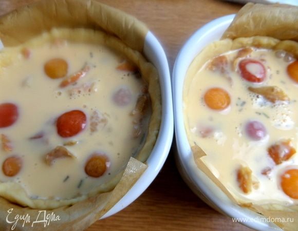 Вылить в каждый заливку. Заливка не должна быть выше бортиков. Поставить в разогретую до 180°С духовку на полчаса.