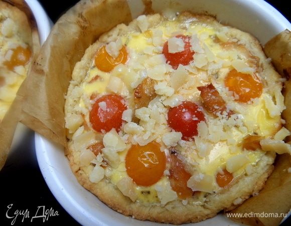 Посыпать сыром.