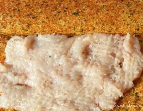 Куриную грудку можно взять вареную или отбить и обжарить со специями до готовности.