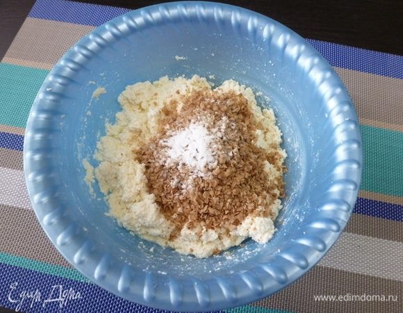 Добавляем гречневые хлопья и разрыхлитель.