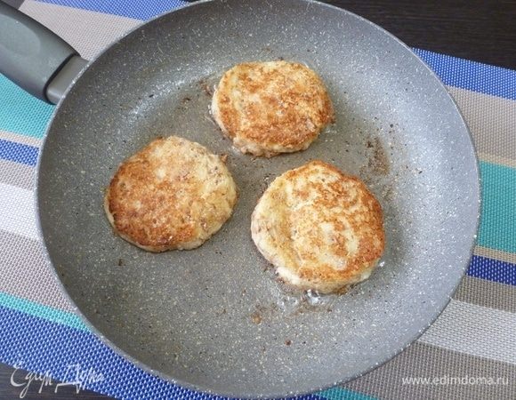 Мокрыми руками сформировать сырники и обжарить с двух сторон до золотистой корочки.