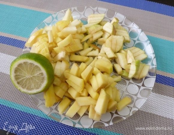 Фрукты нарезать кубиком. С лайма счистить цедру и выдавить сок. Полить кусочки фруктов.