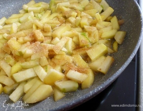 На сковороде распустить сливочное масло, выложить фрукты, посыпать сахаром и потушить до легкой мягкости. В конце готовки усилить огонь, чтобы кусочки закарамелизовались.