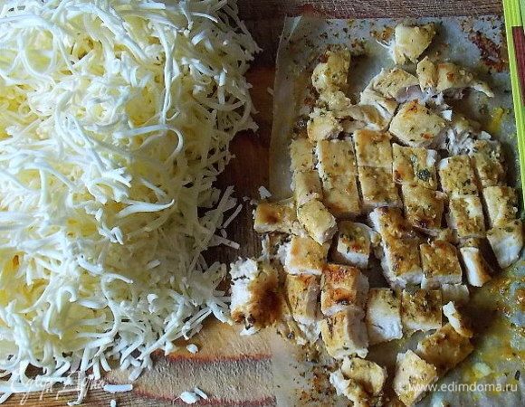Плавленный сыр (можно взять обычный сырок), натереть на мелкой терке. Грудку порезать мелким кубиком.
