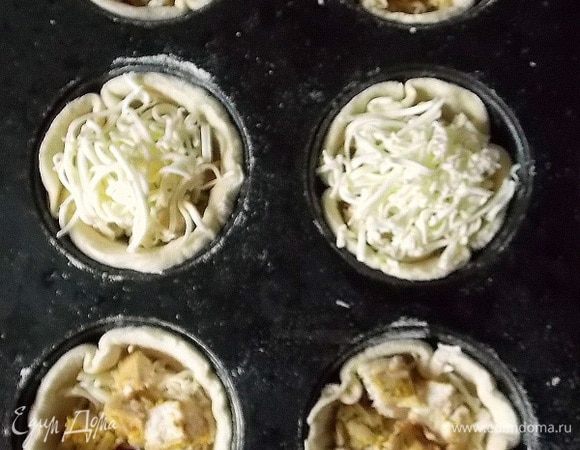 На кетчуп кладем грудку и засыпаем все сыром.