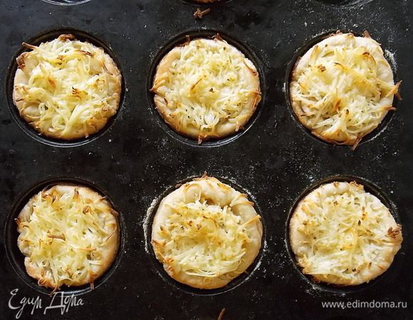 Выпекать при температуре 180°С, примерно 15–20 минут, до румяной корочки на тесте и сыре.