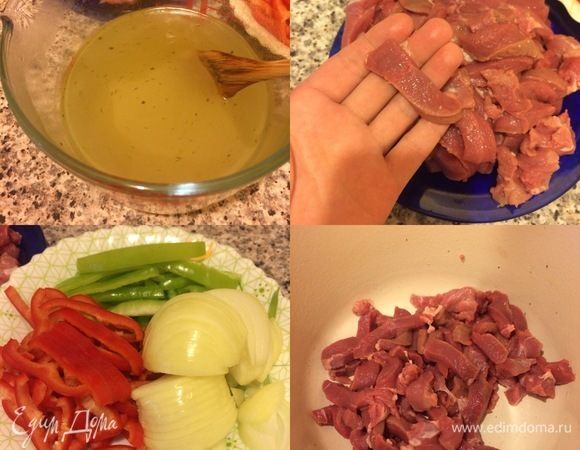 Духовку нагреть до 160–170°С. В теплой воде развести бульонный кубик (у меня куриный, но можно взять и говяжий или можно взять просто говяжий бульон). Мясо и овощи нарезать полосками. В утятницу сложить мясо.