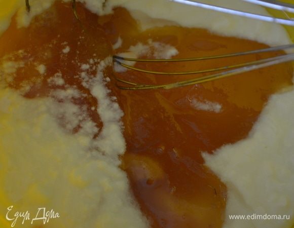 Кефир, мед и растительное масло взбить венчиком.