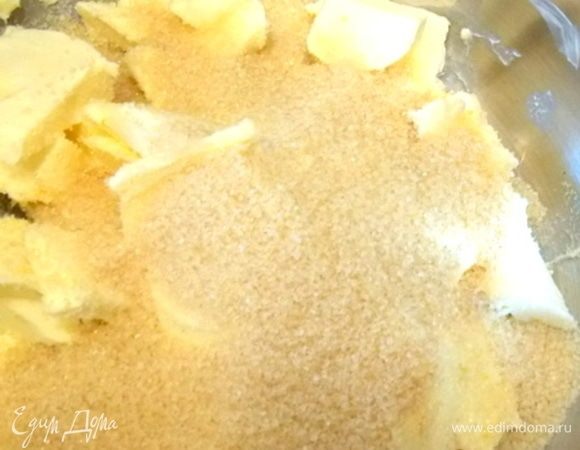 Масло растереть с сахаром, добавить сметану и яйца. Перемешать до однородной массы.