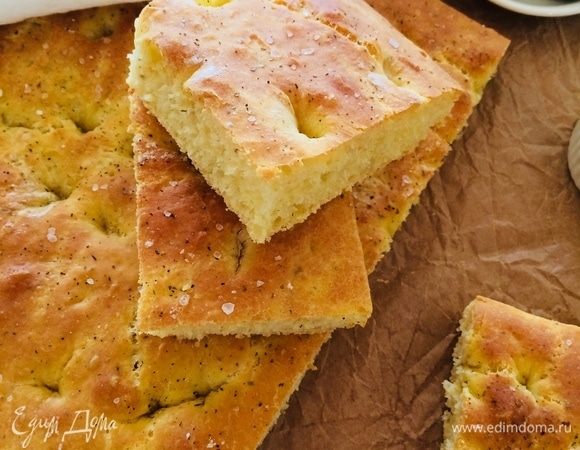 Фокаччу остудить на решетке.