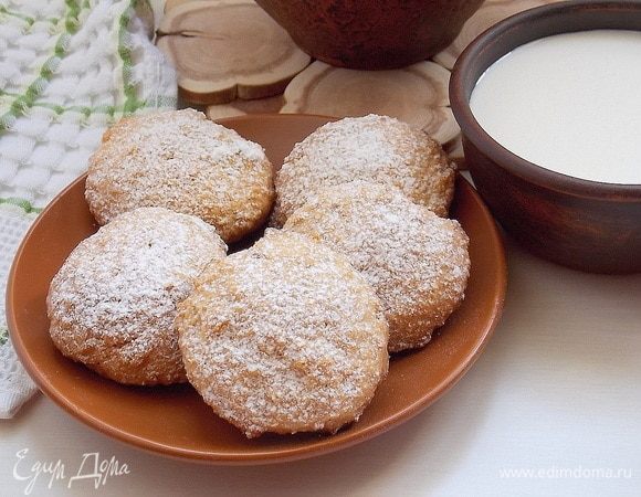 Остудить, посыпать сахарной пудрой и подавать.