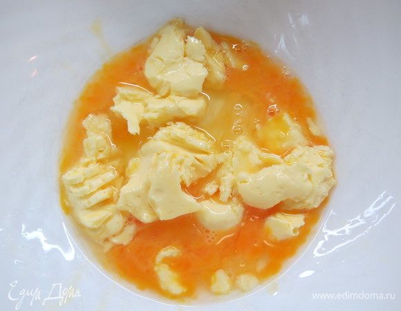 Готовим тесто. Нарезанное на мелкие кусочки масло перемешать с яйцом (однородной массы добиваться не надо). 