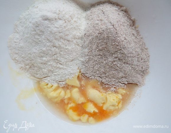 Добавить воду, пшеничную и цельнозерновую пшеничную муку, соль, замесить тесто. 