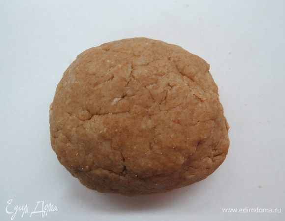 Завернуть тесто в пищевую пленку, положить в холодильник на 30 минут. 
