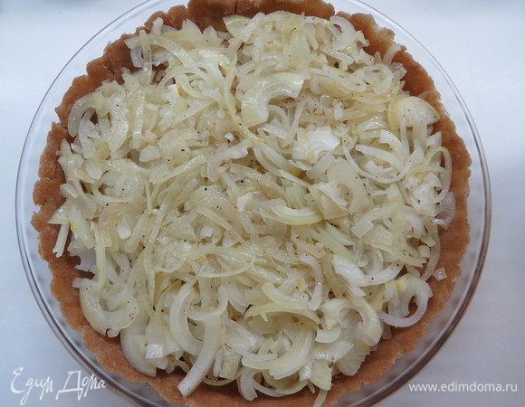 Спассерованый лук выложить на тесто.