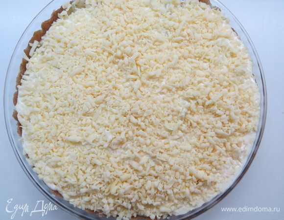 Сверху посыпать тертым сыром. Выпекать 30–40 минут в разогретой до 180°С духовке (в зависимости от размеров и высоты пирога). По прошествии указанного времени пирог вынуть из духовки, дать немного остыть и насладится его замечательным вкусом.