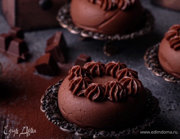 Выложить шоколадное масло в форму для замораживания (у меня силиконовые формы Silicomart Globe) и поставить в морозилку. Перед употреблением вынуть замороженное масло и дать разморозиться в холодильнике 2–3 часа.