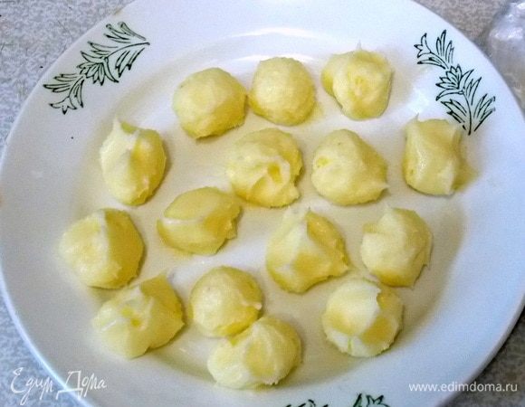 Для начала сделаем масленый наполнитель. Для него мы смешаем размягченное масло, сахарную пудру и ванилин до однородной массы. Разделить на 16 частей и скатать шарики. Убрать пока в морозилку.