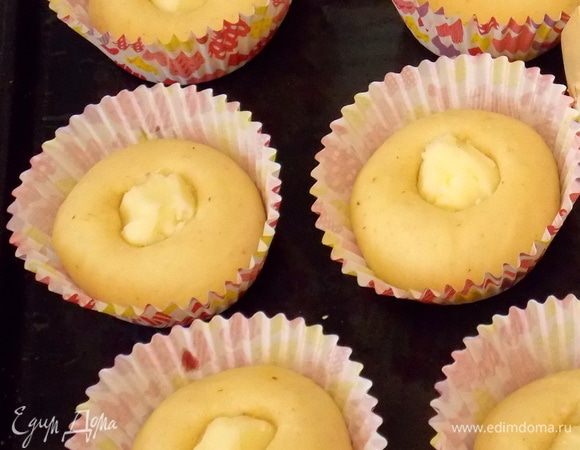 Вынимаем замороженные масляные шарики и вставляем в разрез , утопив их. Накрыть полотенцем и дать постоять еще 20–30 минут для подъема.