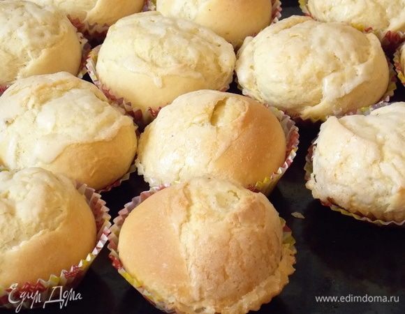 Выпекать в горячей духовке при температуре 220°С примерно 10–15 минут до золотистой корочки. Вынуть и смазать, места без сахарной корочки, растительным маслом. 