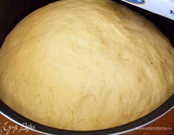 В теплое молоко положить растопленное масло, яйцо, соль, сахар, шафран, дрожжи и размешать до однородной массы. Добавить постепенно муку и замесить мягкое, не липкое тесто. Покрыть и поставить в теплое место на 50–60 минут для подъема. Или положить в чашу мультиварки и установив температуру 35, оставить для подъема на 40–50 минут.