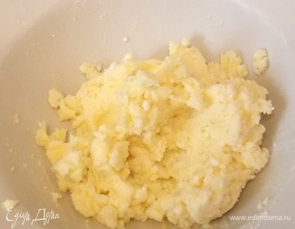 Пока тесто подходит, делаем начинку. Смешать тертый шоколад, масло и сахарную пудру. Убрать в холодильник.