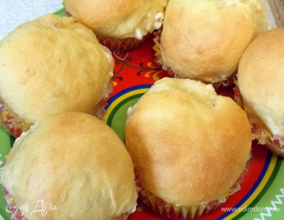 Закрыть полотенцем и дать постоять в теплом месте 15–20 минут. Выпекать при температуре 200°С в течене 15–20 минут до золотистого цвета.