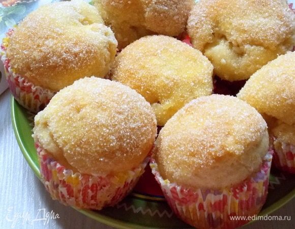 Вынуть из духовки, сразу окунуть верх в растопленное масло и сахар. Перевернуть и дать остыть на решетке.