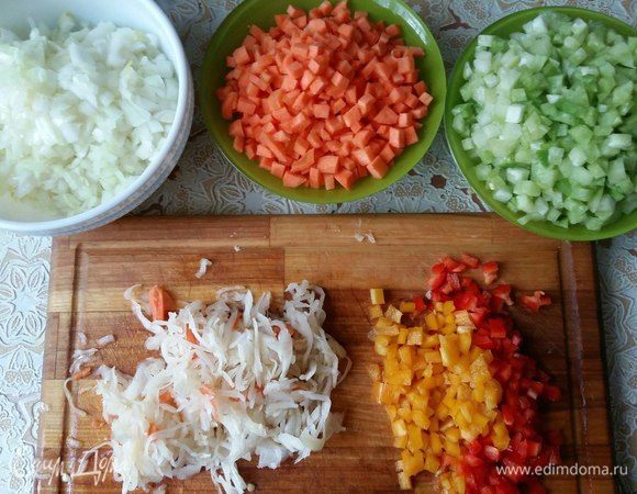Болгарский перец также порезать кубиками по 0,5х0,5 см. Квашеную капусту порезать помельче. Все овощи подготовлены.