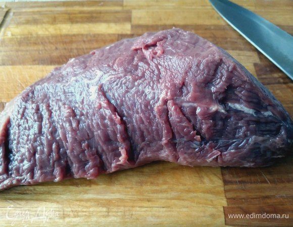 Взять хороший кусок говядины.