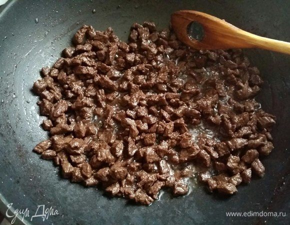 Налить растительное масло в казан/сковороду, раскалить, опустить кусочки мяса, и обжаривать в течении 10 минут.