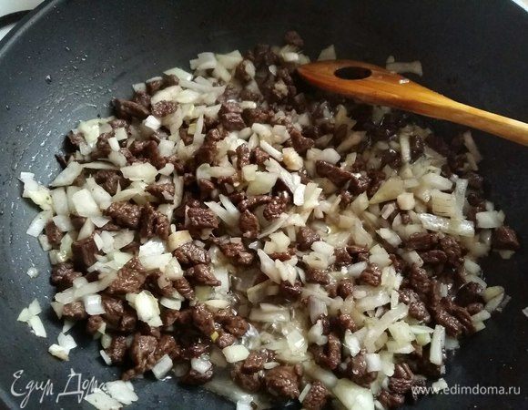 Добавить лук и обжарить в течении 5 минут. Возможно вам потребуется добавить дополнительно растительное масло. На этом этапе можно немного посолить.